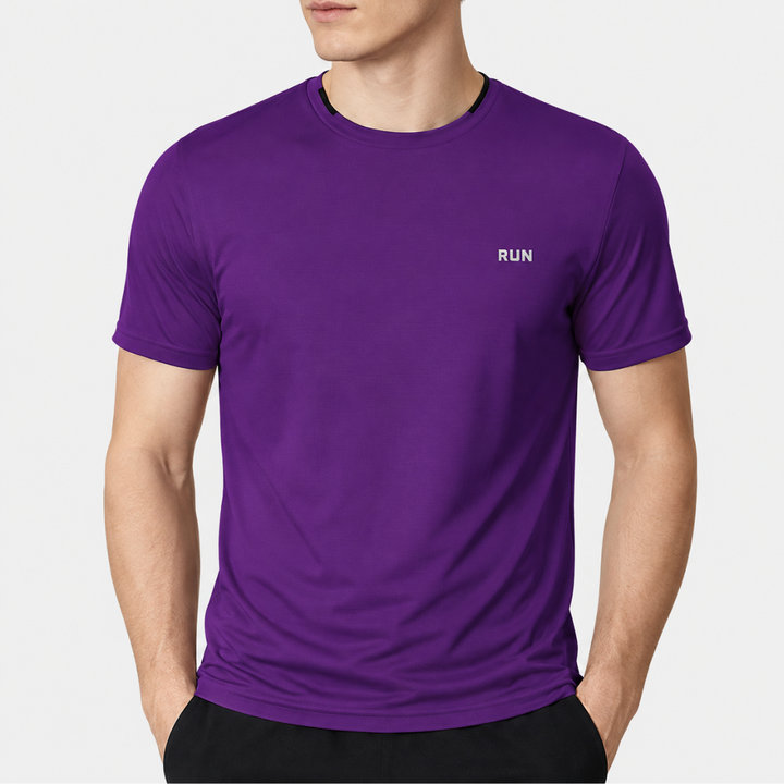 Detailaufnahme eines lila Herren Sportshirts mit Rundhalsausschnitt.