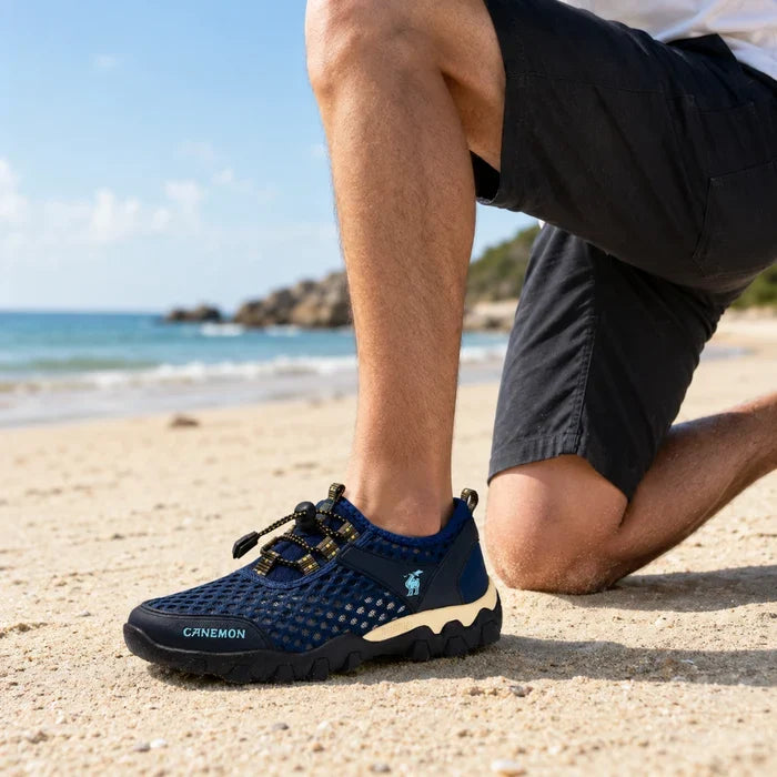 Herren Wassersportschuh in Blau am Sandstrand