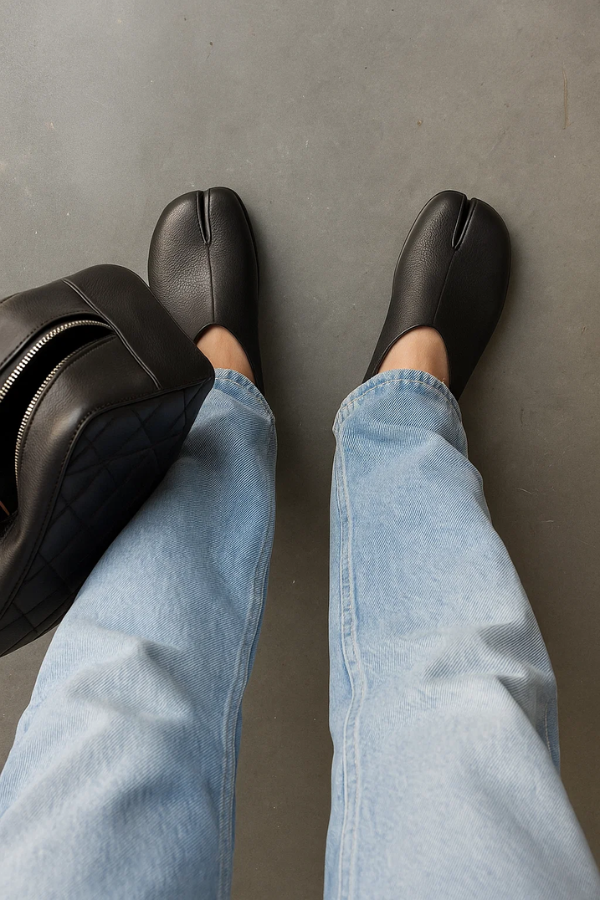 Elegante Herren Tabi Slipper für Freizeit und Business Casual. Gespaltene Zehen, verstellbare Ferse.