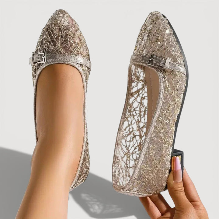 Damen Halbschuh in Gold mit niedrigem Absatz und transparentem Mesh-Design in Nahaufnahme