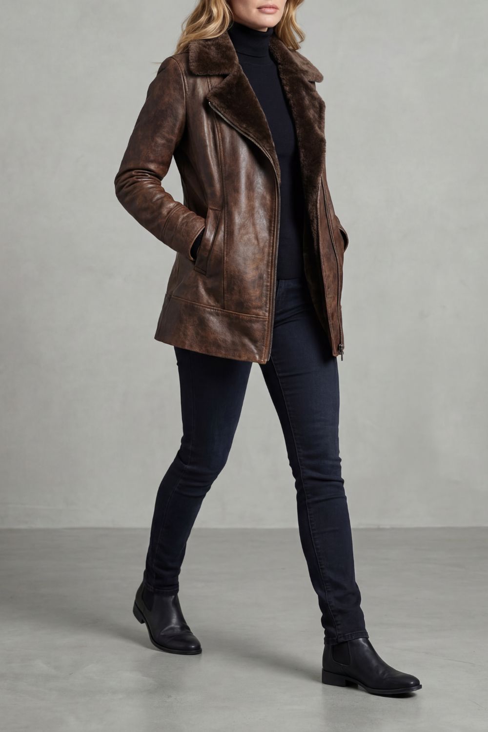 Seitenansicht der eleganten Damenjacke in Braun, die die feminine Passform hervorhebt.