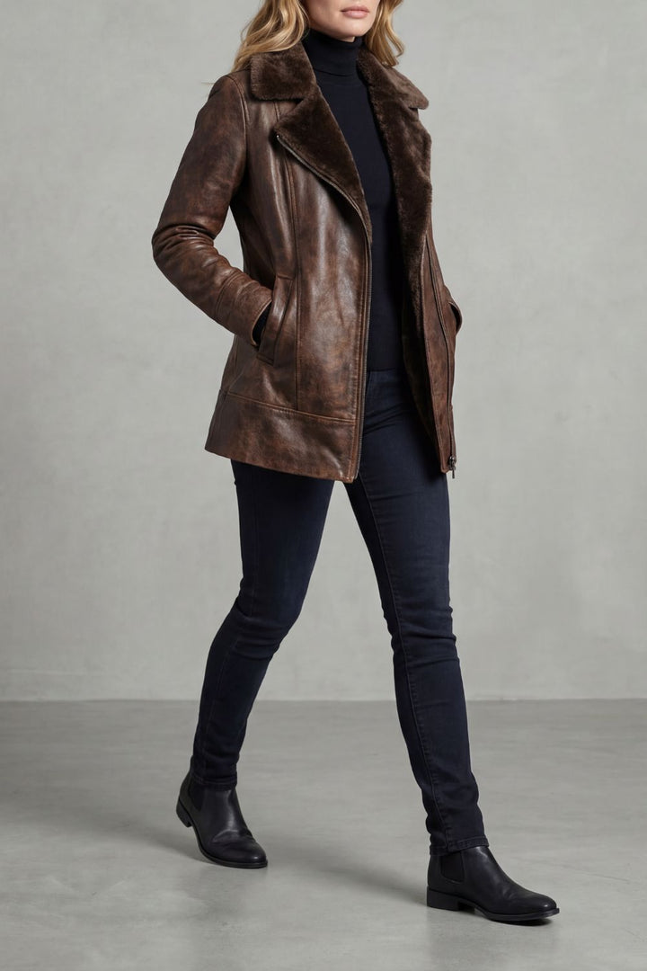Seitenansicht der eleganten Damenjacke in Braun, die die feminine Passform hervorhebt.