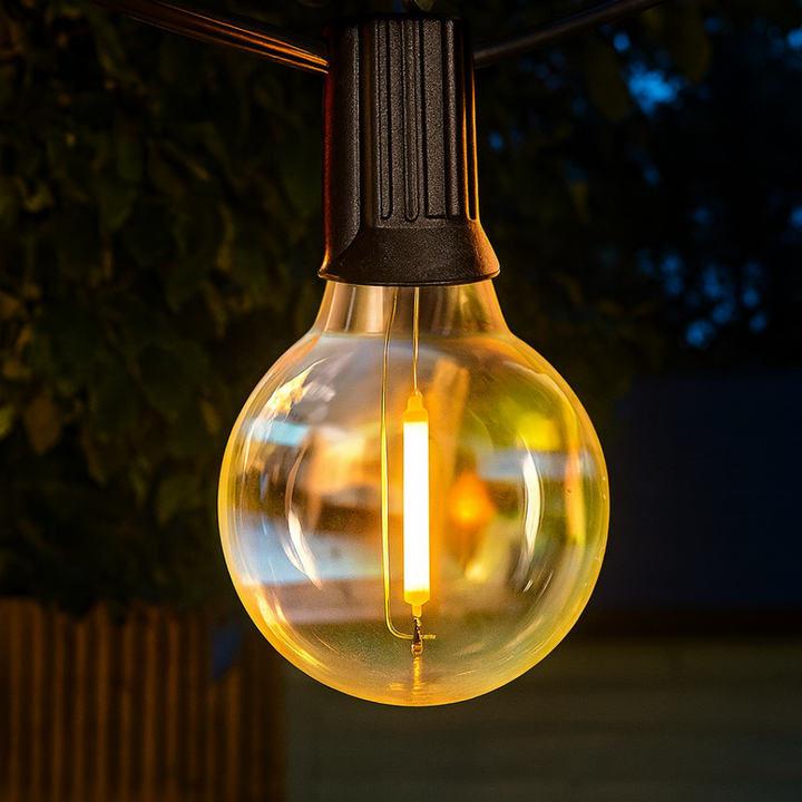 Warmweiße SolaraGlow LED-Lichterkette erleuchtet eine gemütliche Terrasse, bruchsicher & energieeffizient.