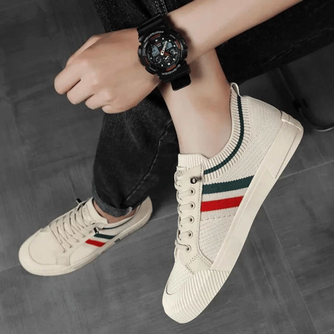Beige Herren Laufschuhe am Fuß getragen mit dunkler Hose kombiniert