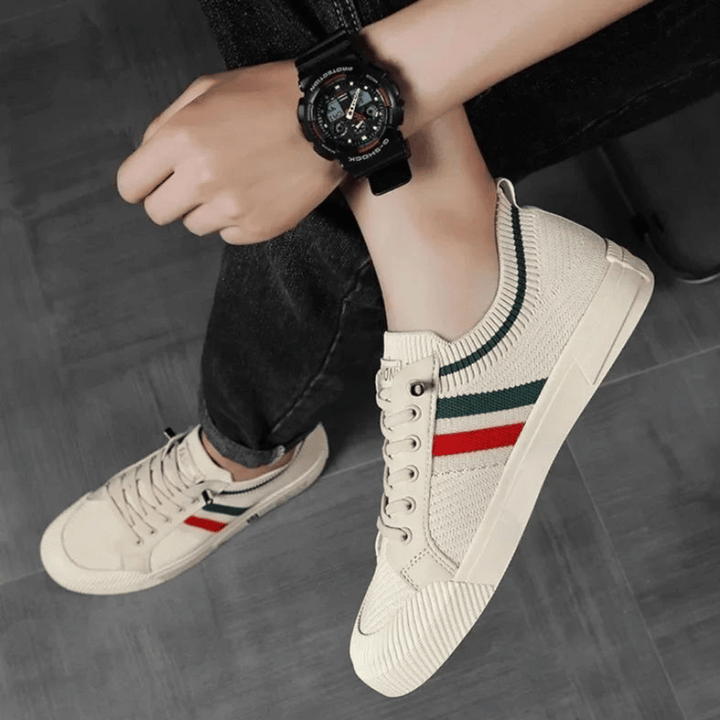 Beige Herren Laufschuhe am Fuß getragen mit dunkler Hose kombiniert