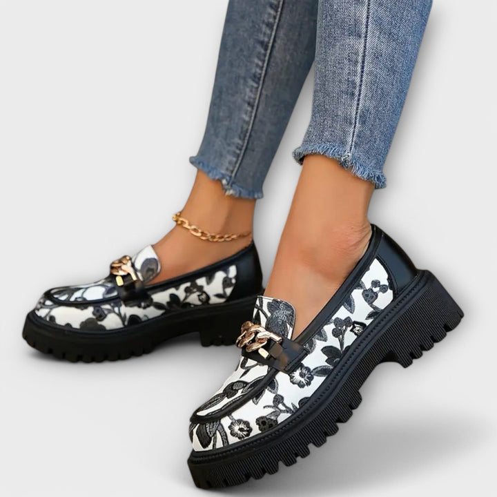 Damen Mokassins floral mit Metallschnalle an den Füßen getragen