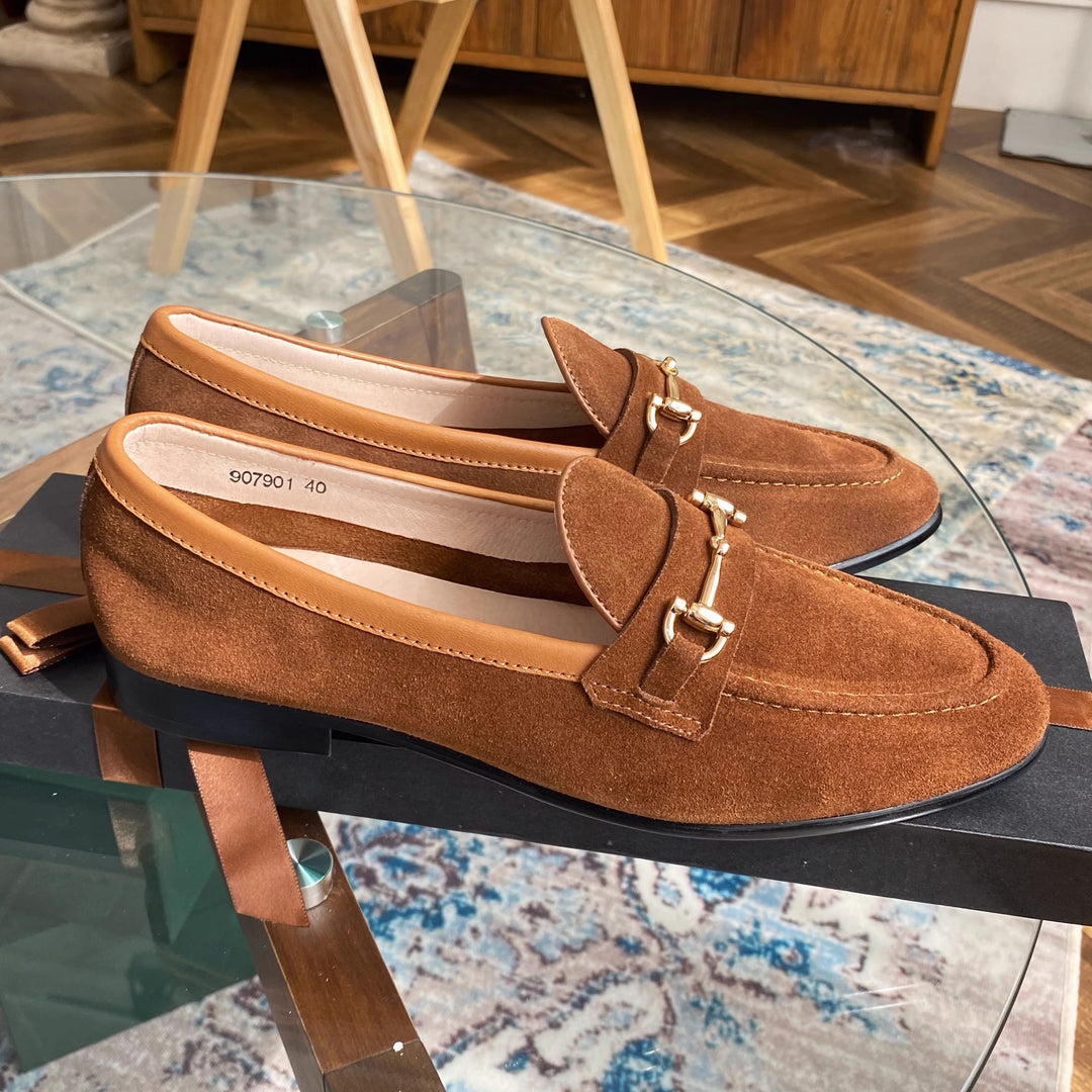 Braune Herren Loafer Business Casual mit klassischer Trense und Ziernaht im Detail