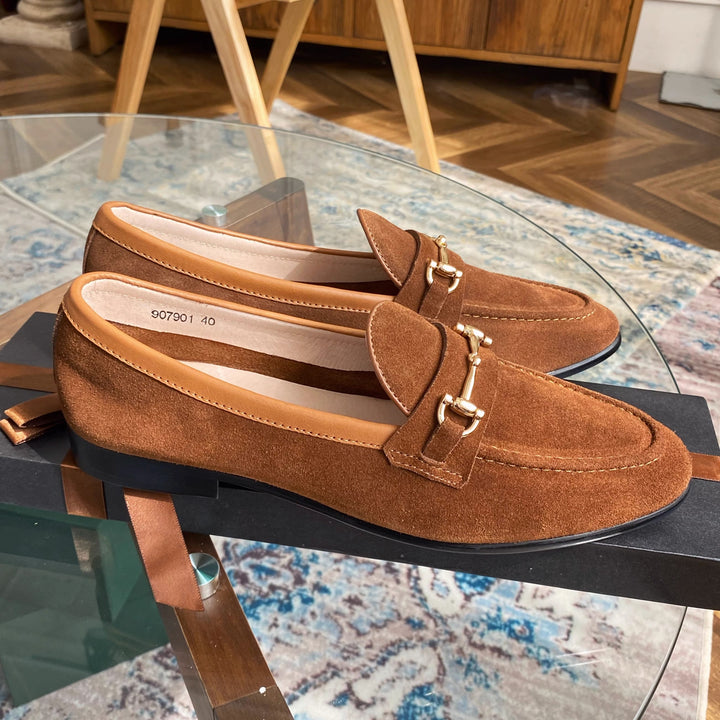 Braune Herren Loafer Business Casual mit klassischer Trense und Ziernaht im Detail