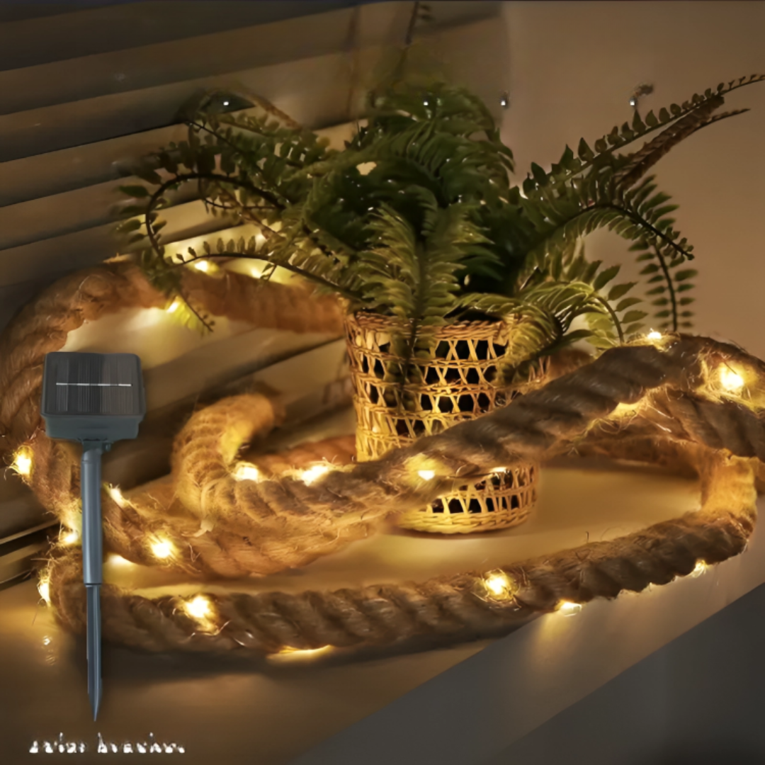 Nahaufnahme der EmberTwine Solar-Lichterkette aus Seil mit integriertem Solarpanel