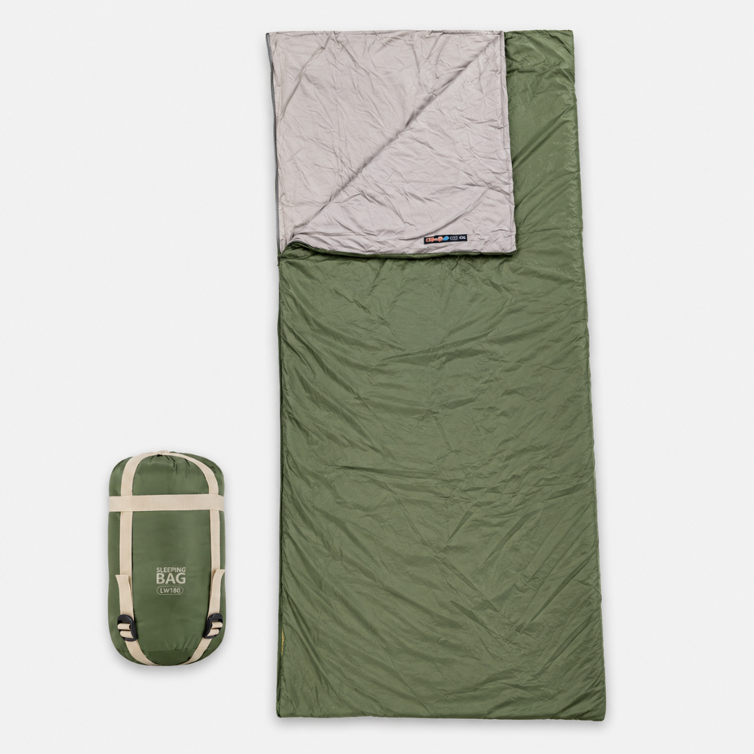 Atmungsaktiver Sommerschlafsack im Park auf einer Wiese ausgebreitet