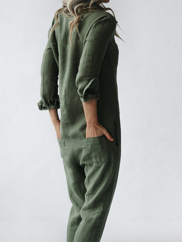 Seitenansicht einer Frau mit den Händen in den Taschen ihres olivgrünen Jumpsuits, detail der Funktionalität.