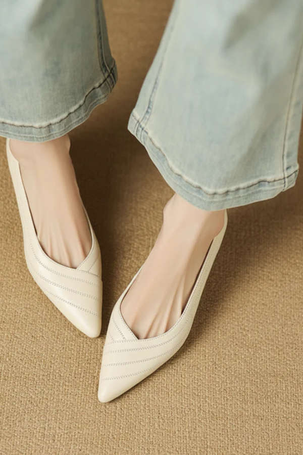 Frau trägt stilvolle helle Damen Pumps im Alltag kombiniert mit Jeans