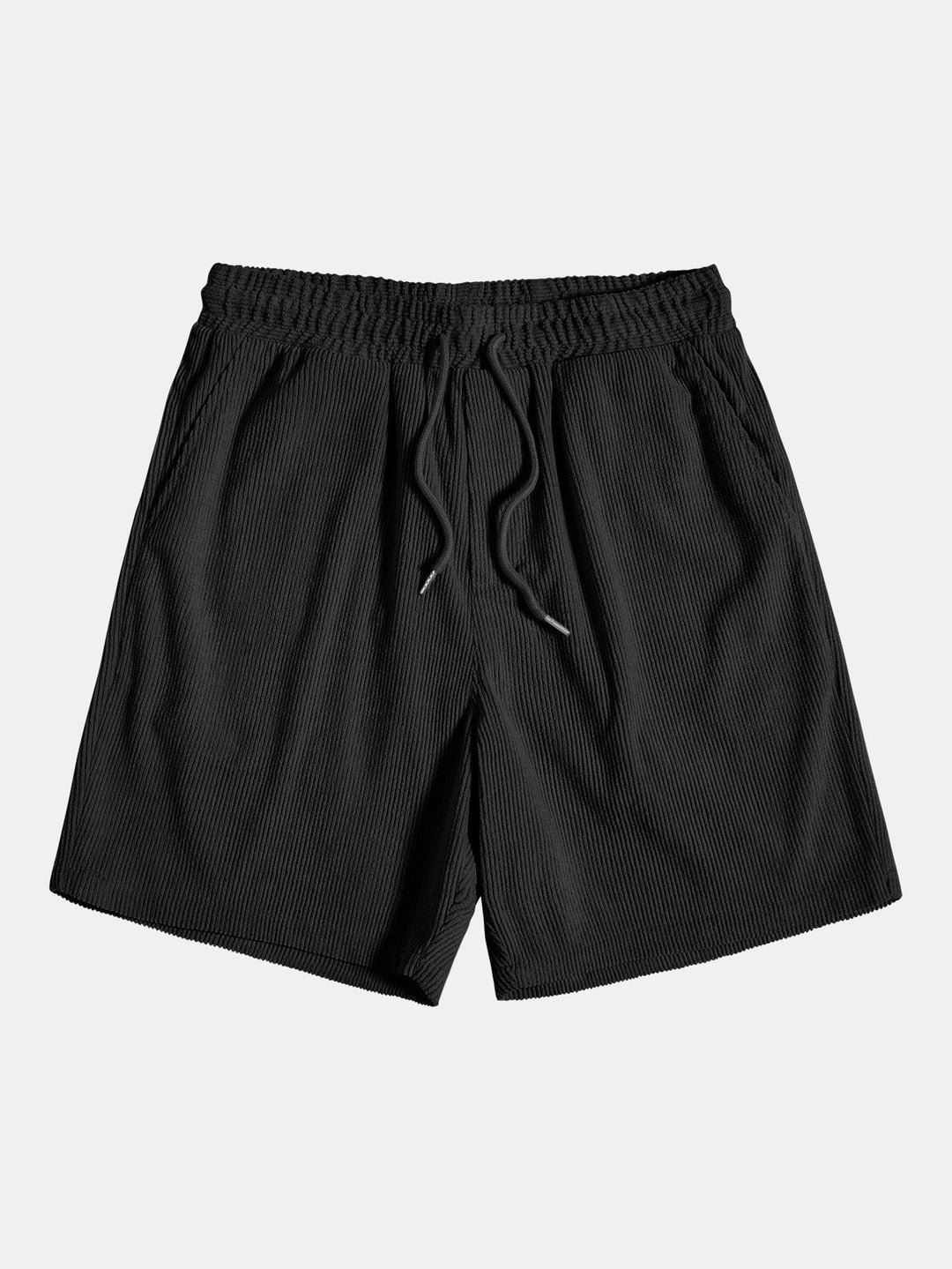 Sommerliche Herrenbekleidung aus Hemd und bequemer kurzer Hose