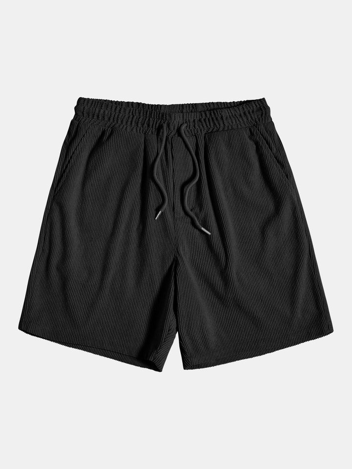 Sommerliche Herrenbekleidung aus Hemd und bequemer kurzer Hose