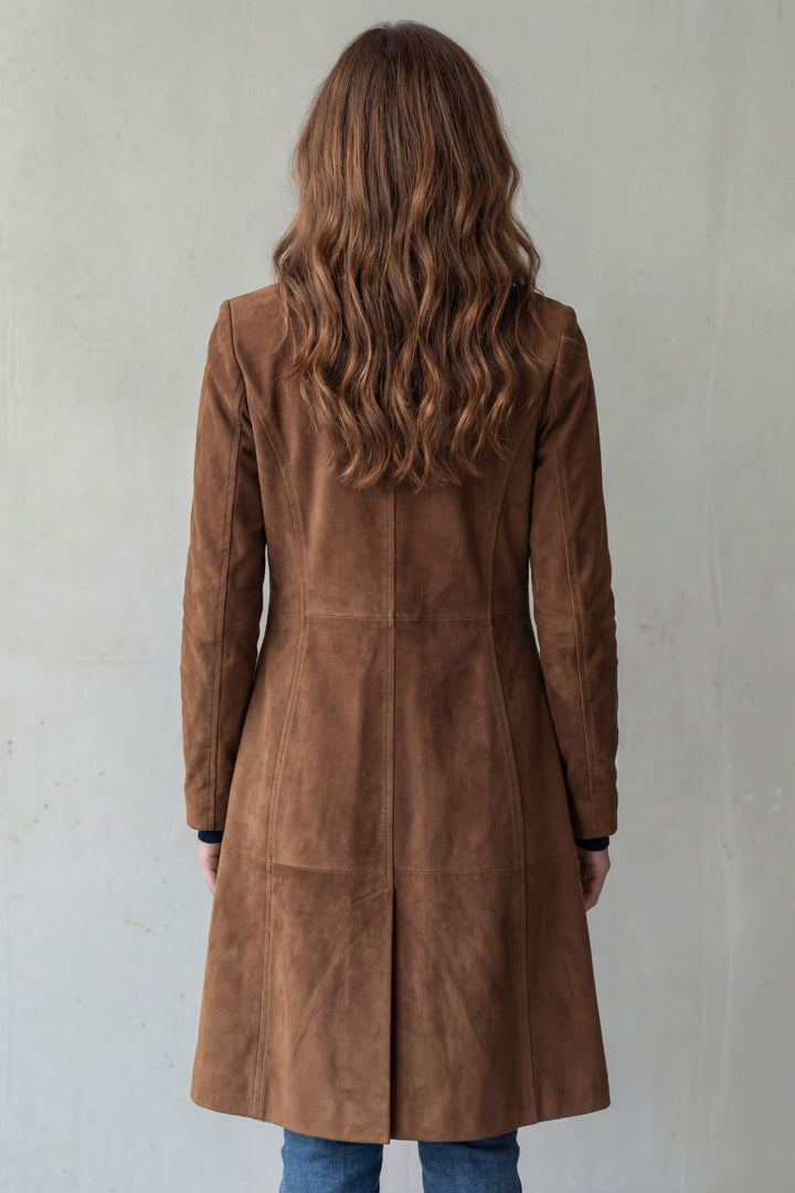 Model präsentiert den blauen Wildlederoptik-Mantel, kombiniert mit Jeans.