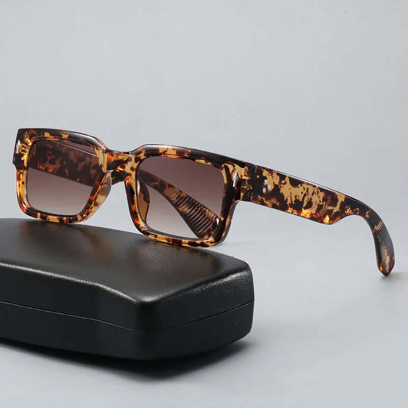 Sammlung aller verfügbaren Farbvarianten der Sonnenbrille nebeneinander
