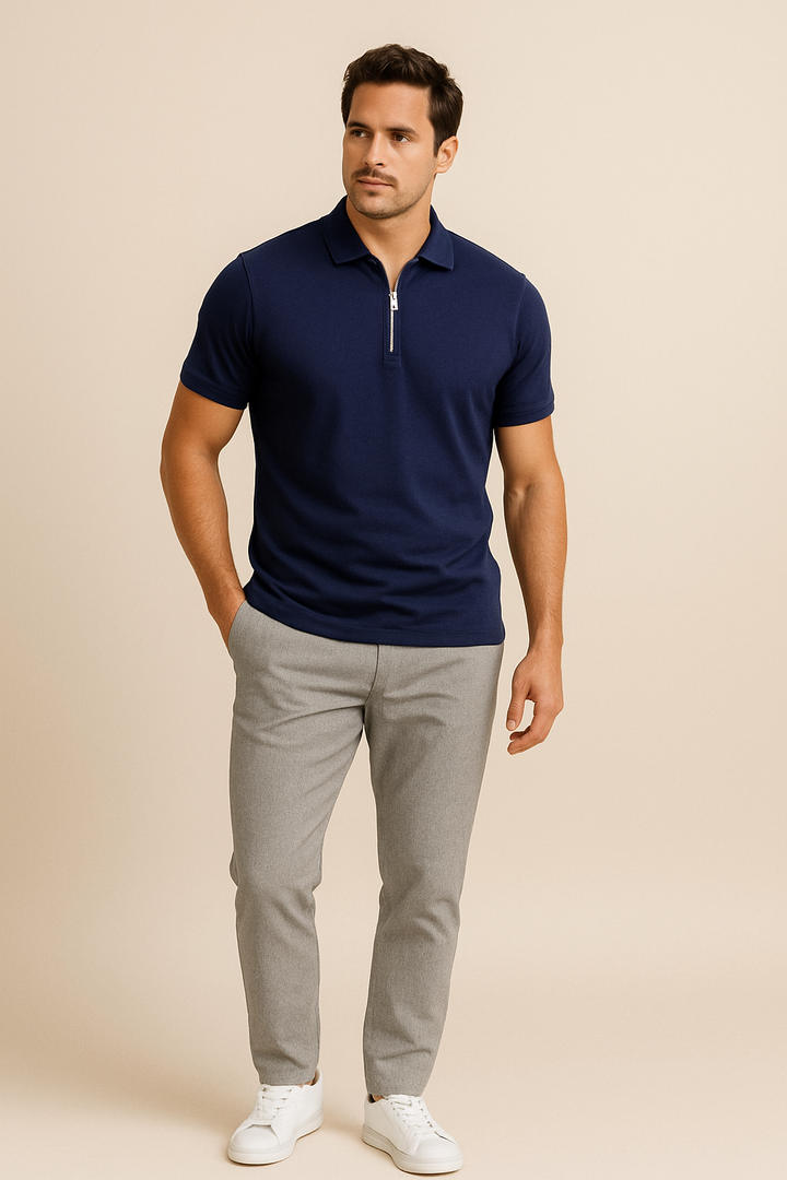 Model präsentiert dunkelblaues Herren Poloshirt mit modernem Reißverschluss