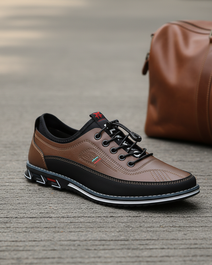Braune Herren Sneakers mit Schnürung auf grauem Untergrund neben einer Tasche