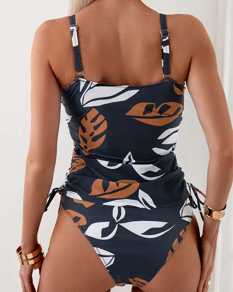 Frau trägt den stilvollen Tankini mit Blätter-Design beim Entspannen am Pool oder Strand