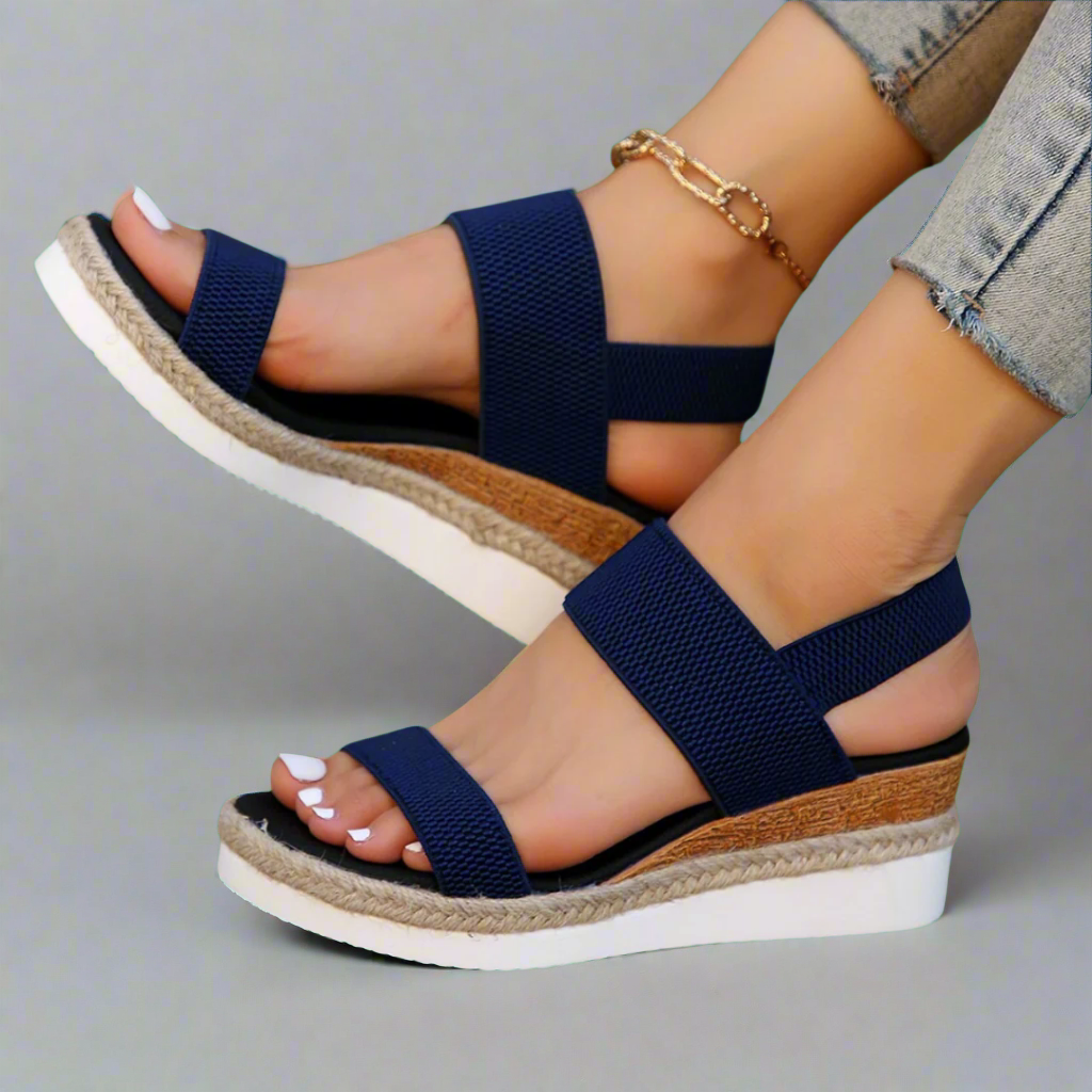 Damen orthopädische Sandalen in Blau getragen