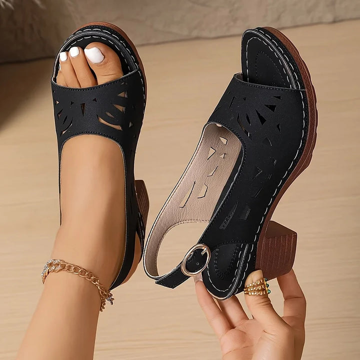 Bequeme Sandalen mit Absatz Detail