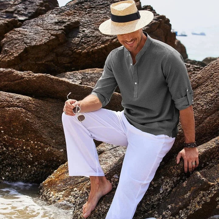 Herrenmode Oberteil im Detail: Stofftextur und Nähte des Langarmshirts