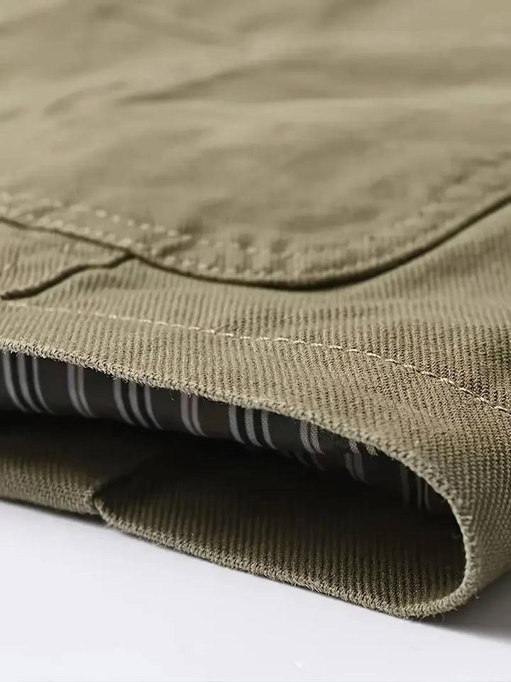 Detailansicht der Knöpfe und Nähte dieser eleganten Business Herrenjacke