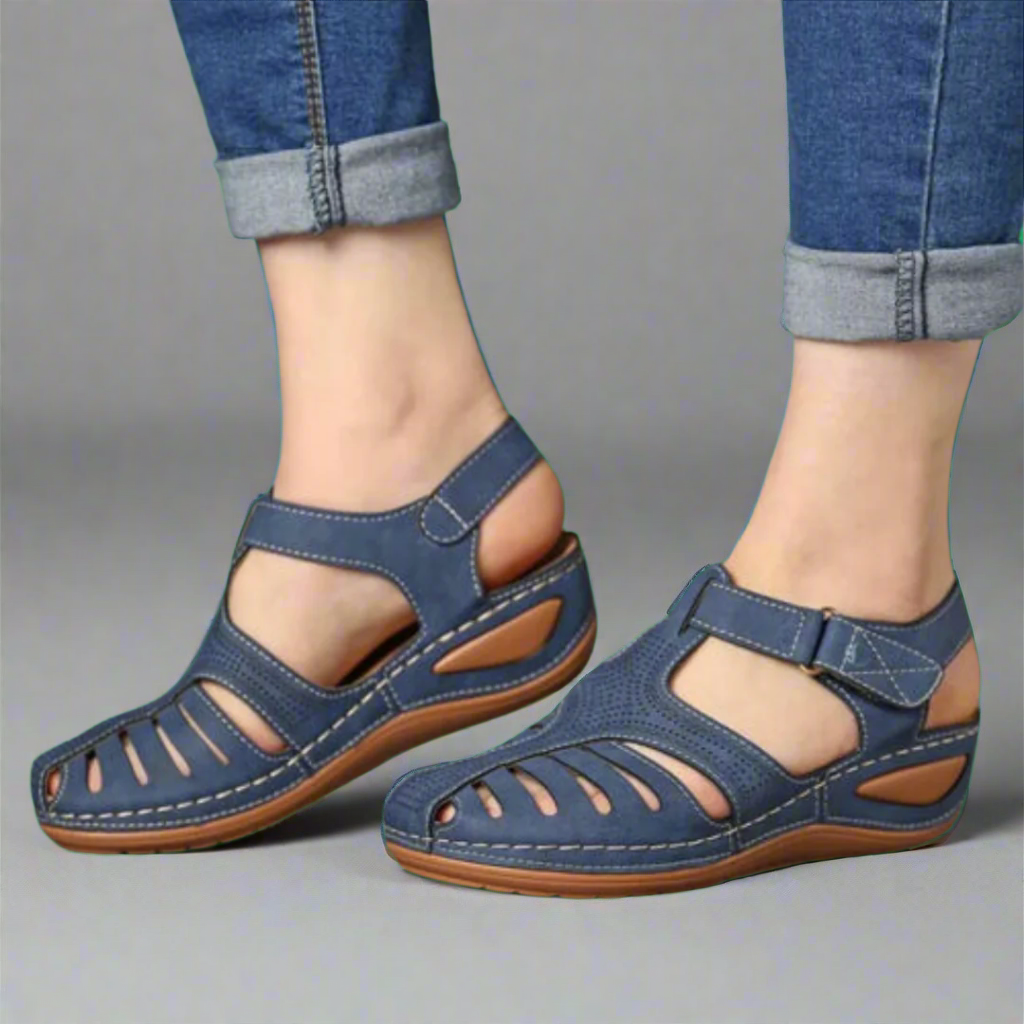 Damen orthopädische Sandalen in Blau am Fuß für optimalen Komfort und Stil.