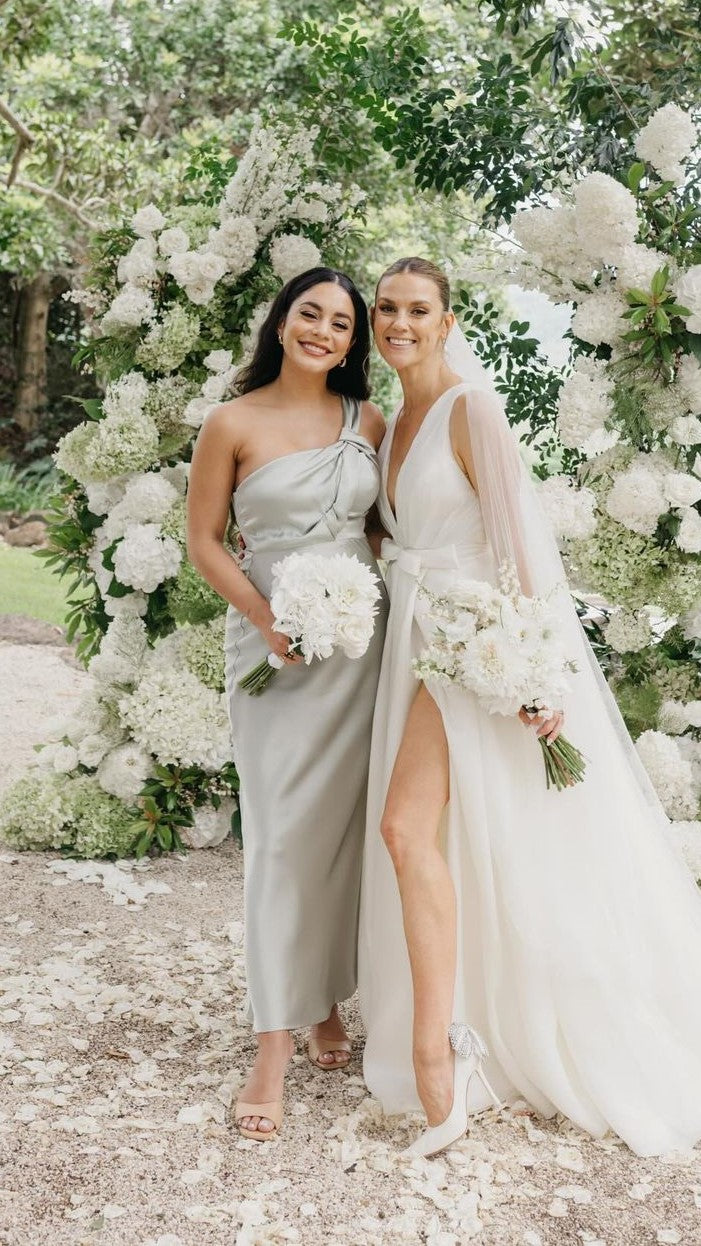 Vorderansicht einer Dame in grauem One-Shoulder Hochzeitsgastkleid