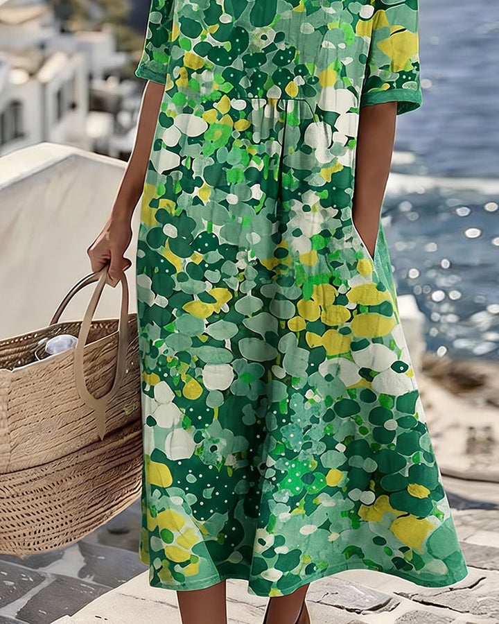 Leichtes Damenkleid mit sommerlichem Blumenmuster und lockerem Fit
