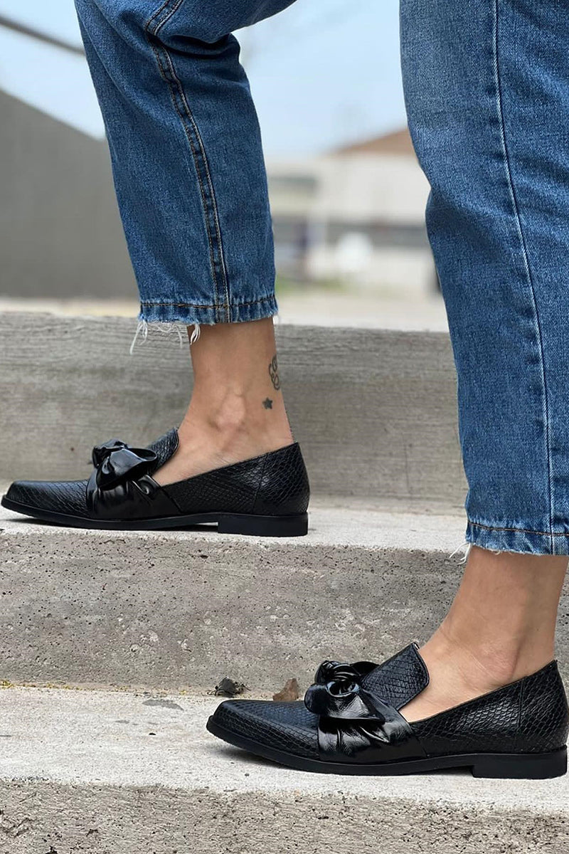 Seitenansicht der schwarzen Ballerinas mit Schleife kombiniert mit Jeans
