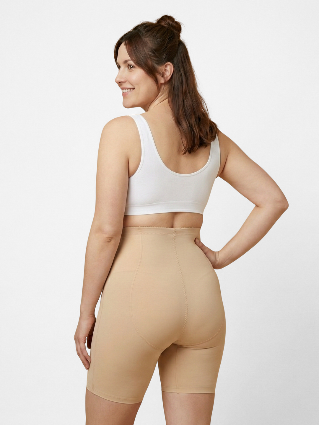 Komfortable formende Unterwäsche für Mütter, stützt den Bauch sanft nach der Schwangerschaft, in Beige.