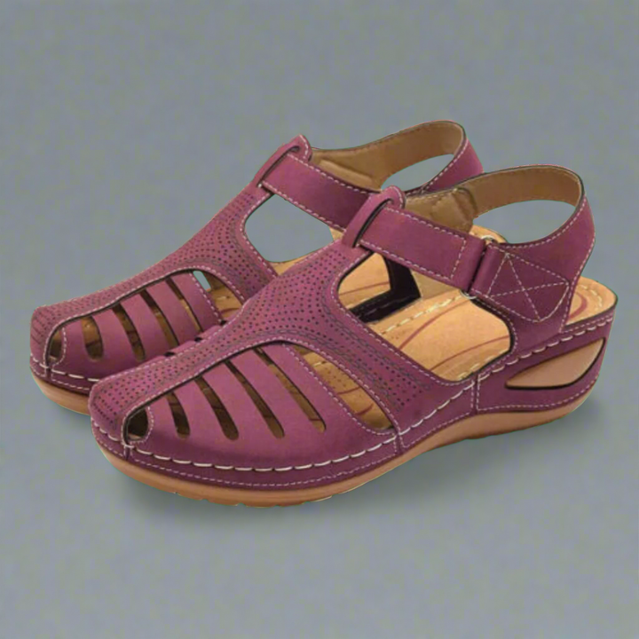Paar bequeme orthopädische Sandalen in Burgunderfarbe mit elegantem Design.