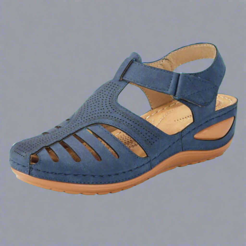 Einzelne blaue orthopädische Sandale von der Seite mit Komfortsohle und Ausschnitten.