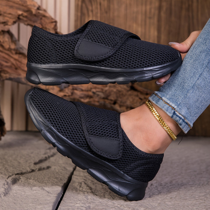 Atmungsaktiver Damen Sneaker in Beige, Seitenansicht auf hellem Hintergrund