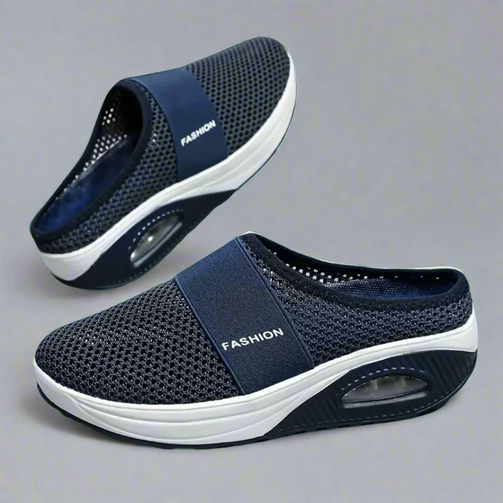 Blaue orthopädische Damen-Sandalen mit stützendem Fußbett und leichter Sohle.