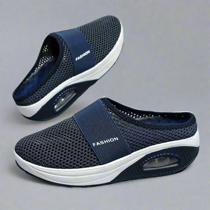 Blaue orthopädische Damen-Sandalen mit stützendem Fußbett und leichter Sohle.