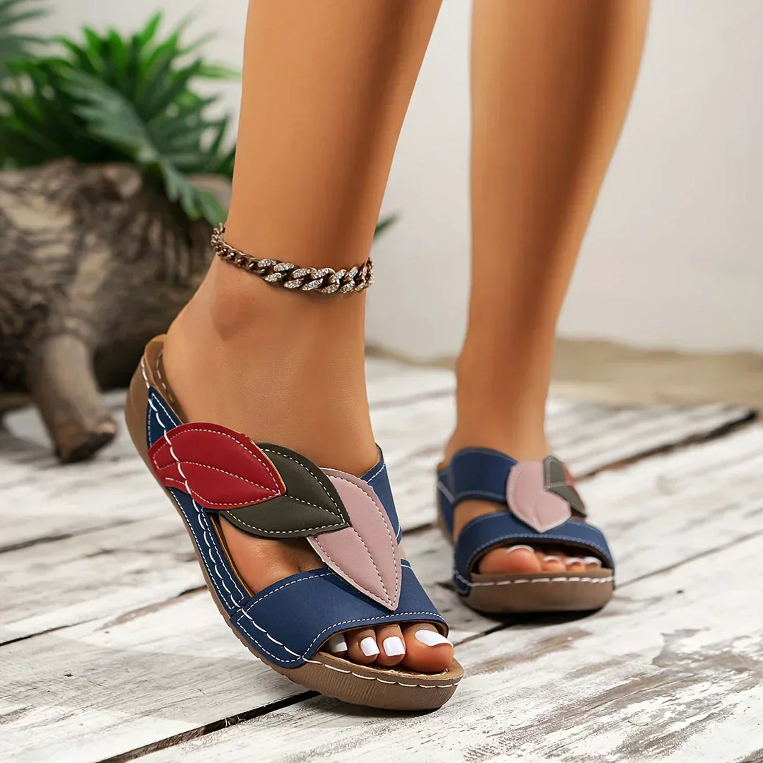 Elegante blaue Damen Slip-On Sandale. Ein leichter und bequemer Sommerschuh mit flacher Sohle für optimalen Komfort.