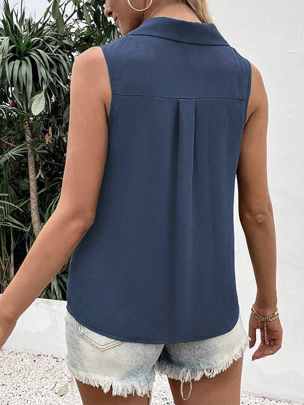 Damen ärmelloses Sommer Top von hinten in Tiefblau kombiniert mit Shorts