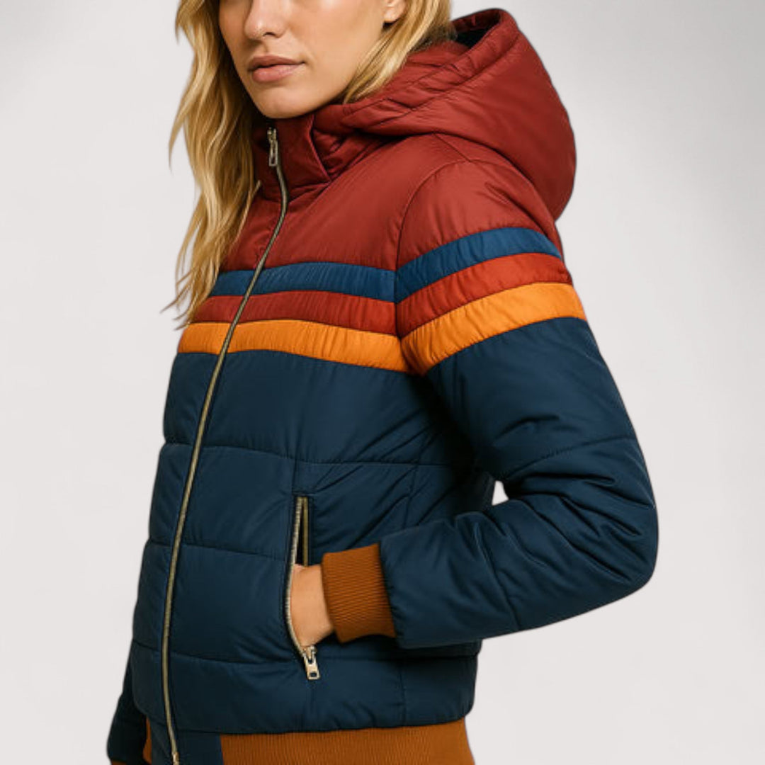 Nahaufnahme der Damen Jacke mit Fokus auf die Tasche und den Ärmel