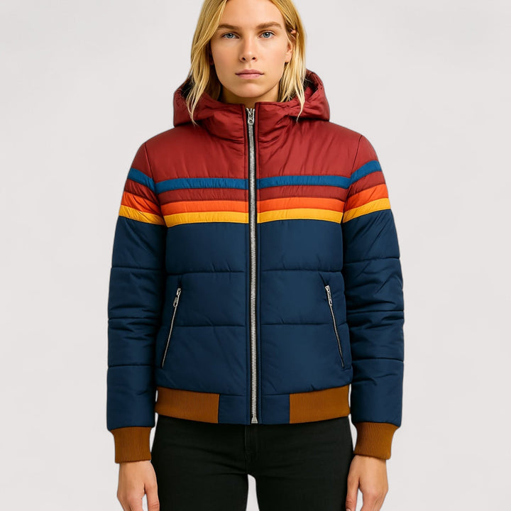 Damen Regenjacke mit Kapuze an einem Model getragen