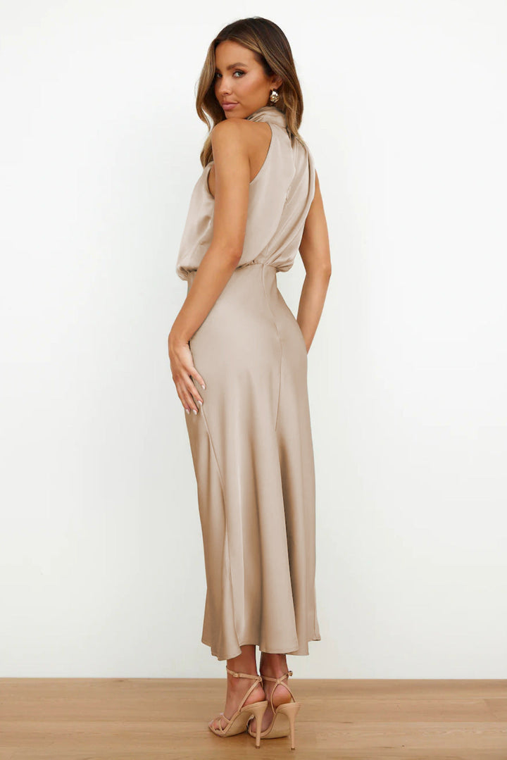 Stylisches Damen Neckholder Midikleid, vielseitig für Party, Abend oder als elegantes Frühlingskleid.