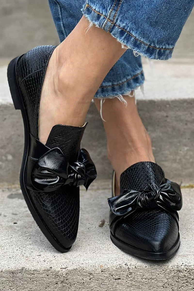 Schwarze Damen Ballerinas mit eleganter Schleife in Nahaufnahme
