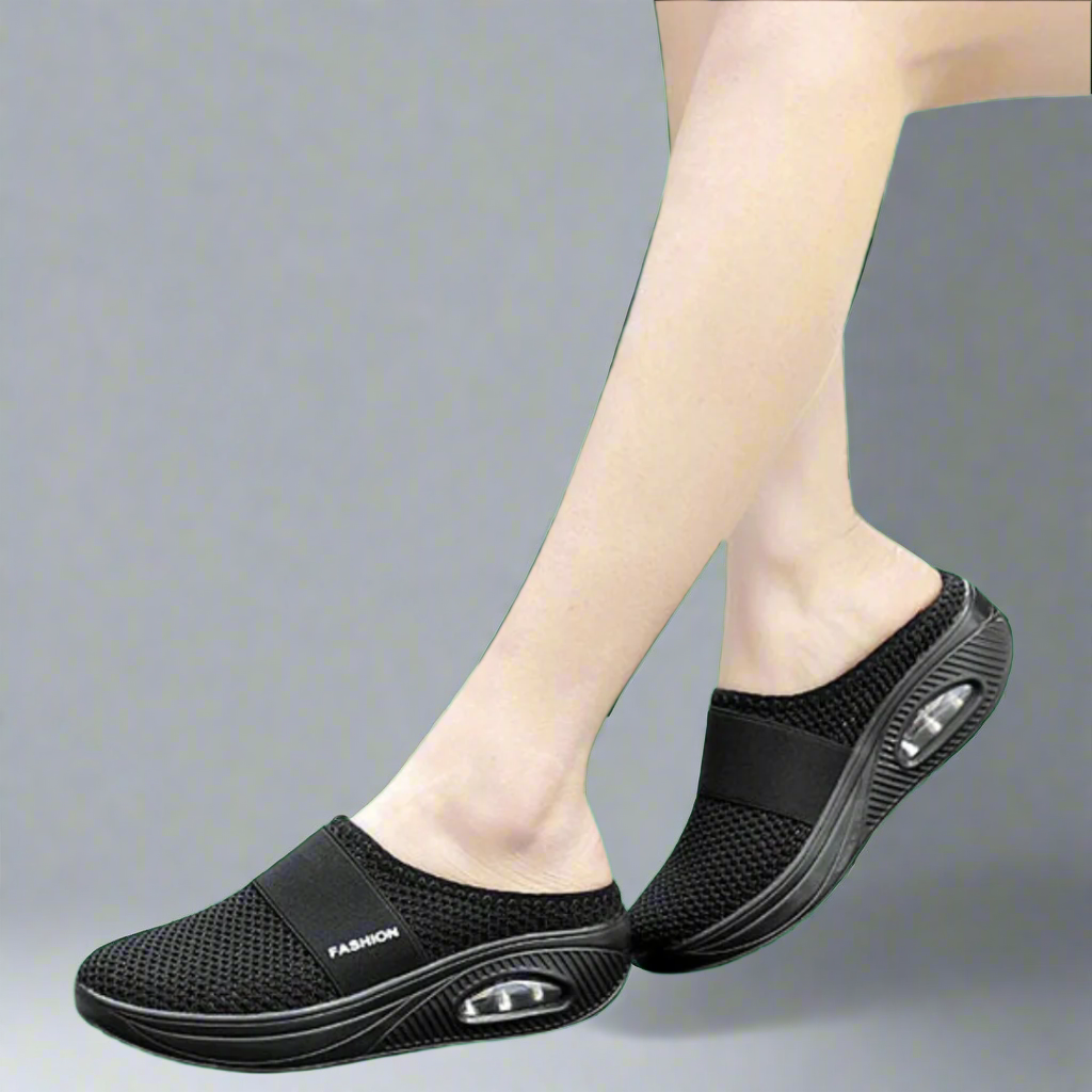 Frau trägt schwarze orthopädische Sandalen, zeigt Tragekomfort und Stil im Alltag.