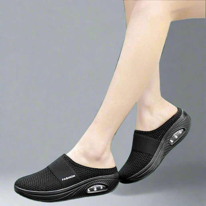 Frau trägt schwarze orthopädische Sandalen, zeigt Tragekomfort und Stil im Alltag.