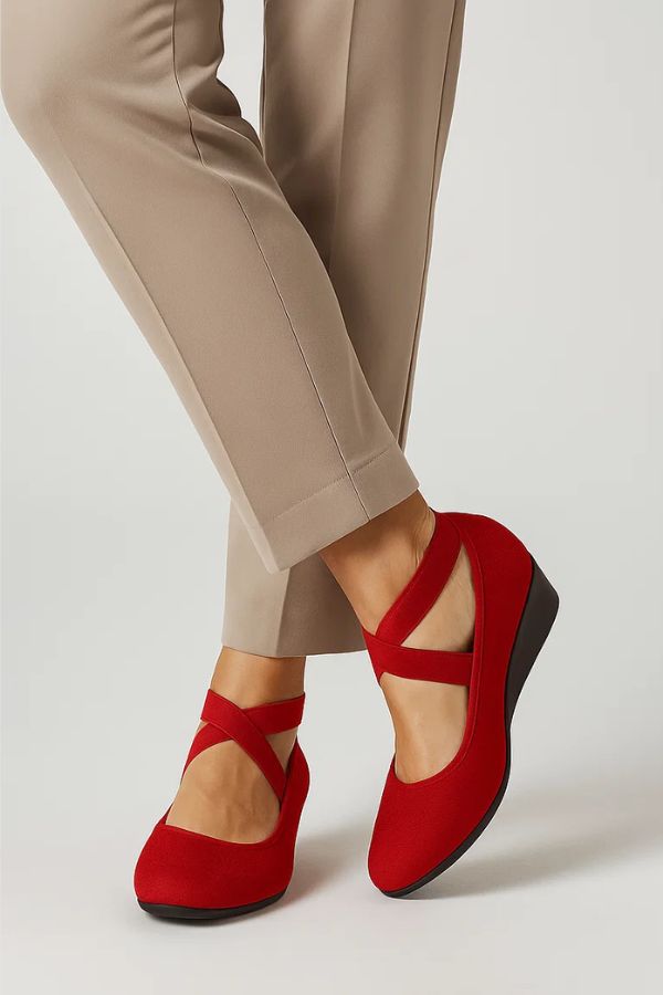 Orthopädische Damenschuhe: Kreuzriemensandalen für den Sommer. Stilvoll, bequem & förderlich für die Fußgesundheit.