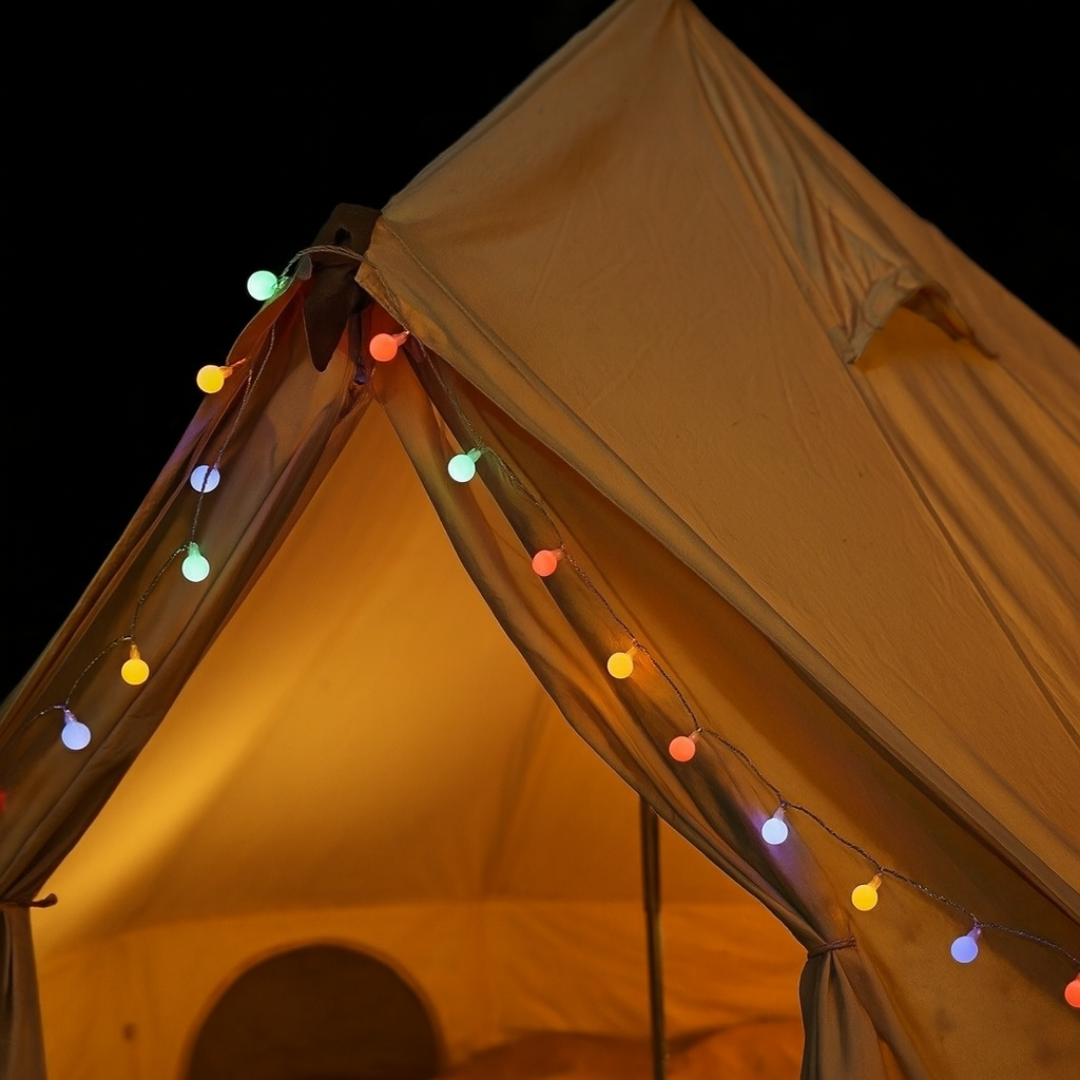 Installation der LumaOrbs Lichterkette an einer Pergola oder einem Geländer