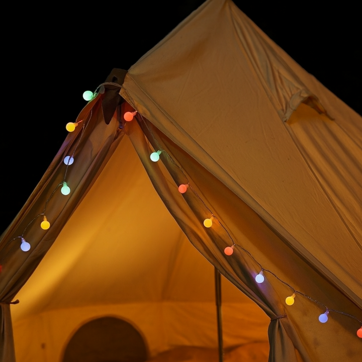 Installation der LumaOrbs Lichterkette an einer Pergola oder einem Geländer
