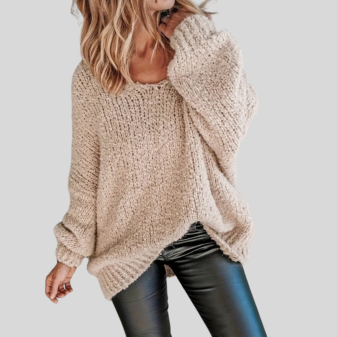 Frau trägt beigen oversized Strickpullover mit Rundhals und Lederhose