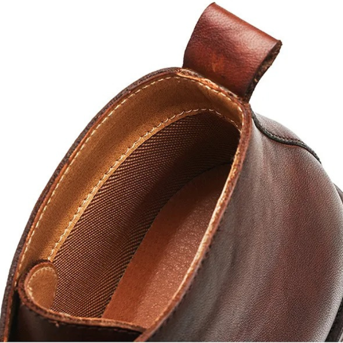 Nahaufnahme der Zuglasche und des Schafts der eleganten schwarzen Herren Stiefel, praktisch & stilvoll.